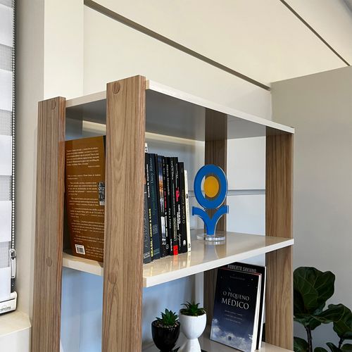 Estante Office Flow com Nichos Decorativos e Porta Basculante Cor Carvalho com Off White